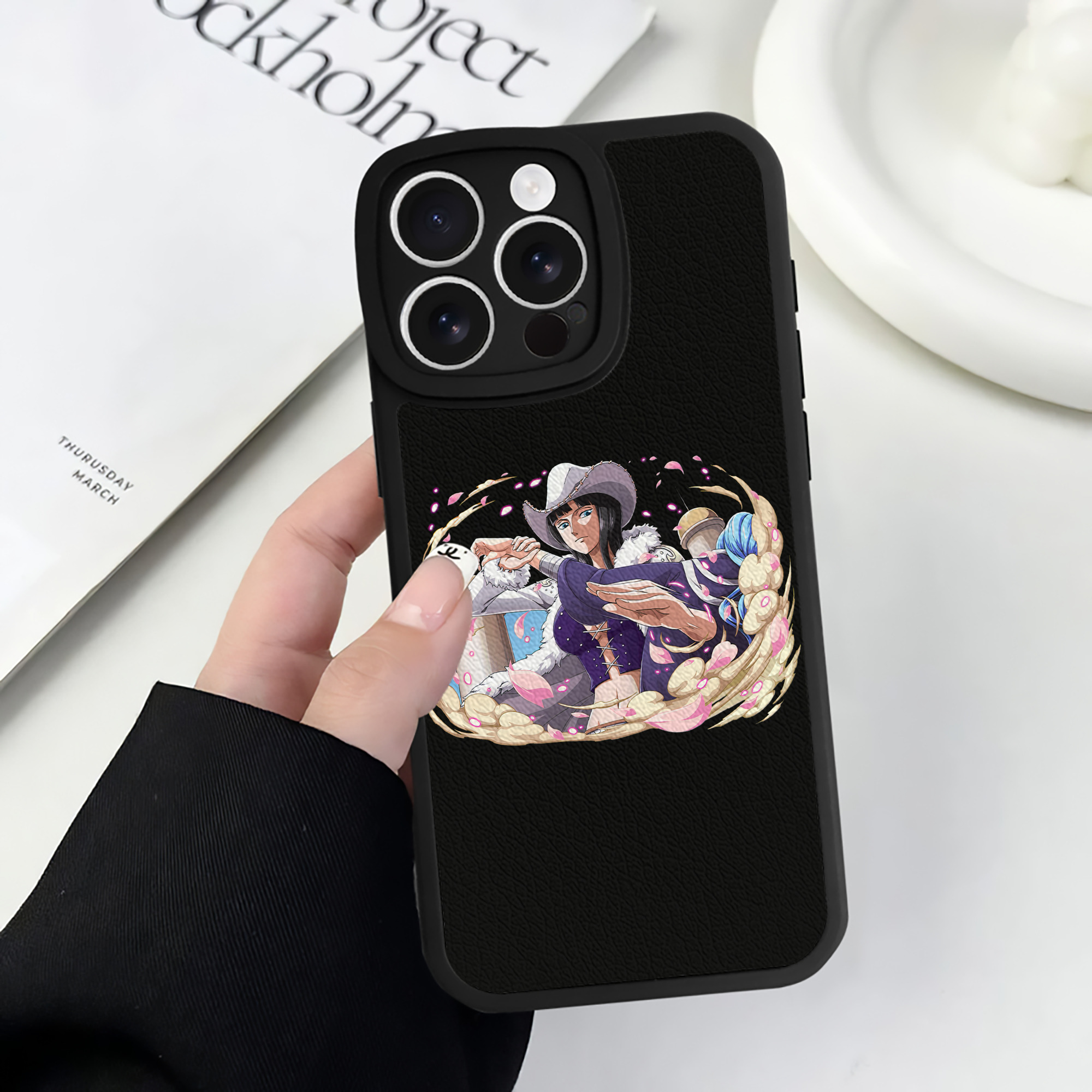 （画像用） ワンピース ニコ・ロビン ONE PIECE Nico Robin 【iPhone 16シリーズ対応】シリコンスマホケース（レザー調） 材質：シリコン